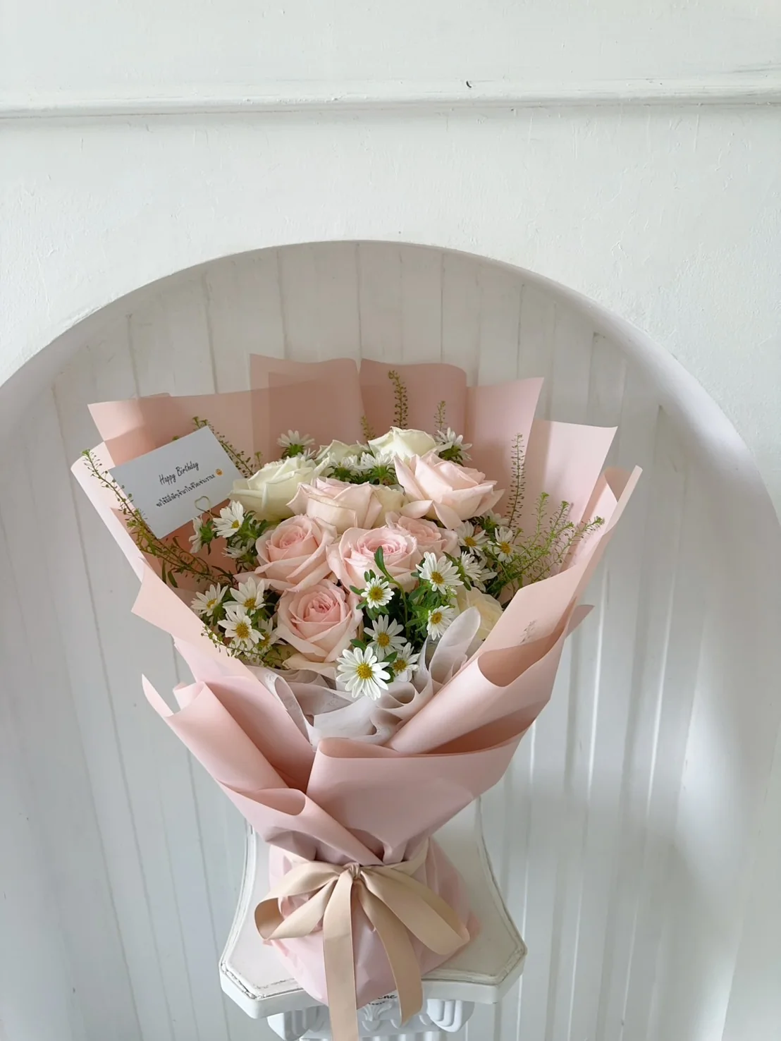 ช่อดอกไม้สีชมพูและขาว ห่อกระดาษชมพู