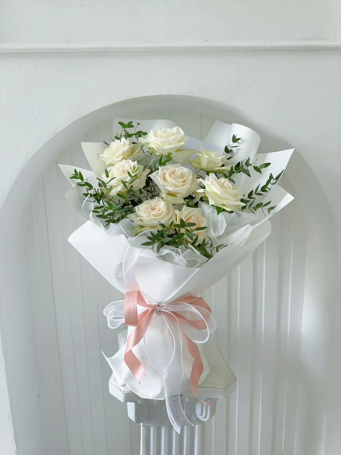 ช่อกุหลาบขาวและใบไม้ ห่อกระดาษสีขาว