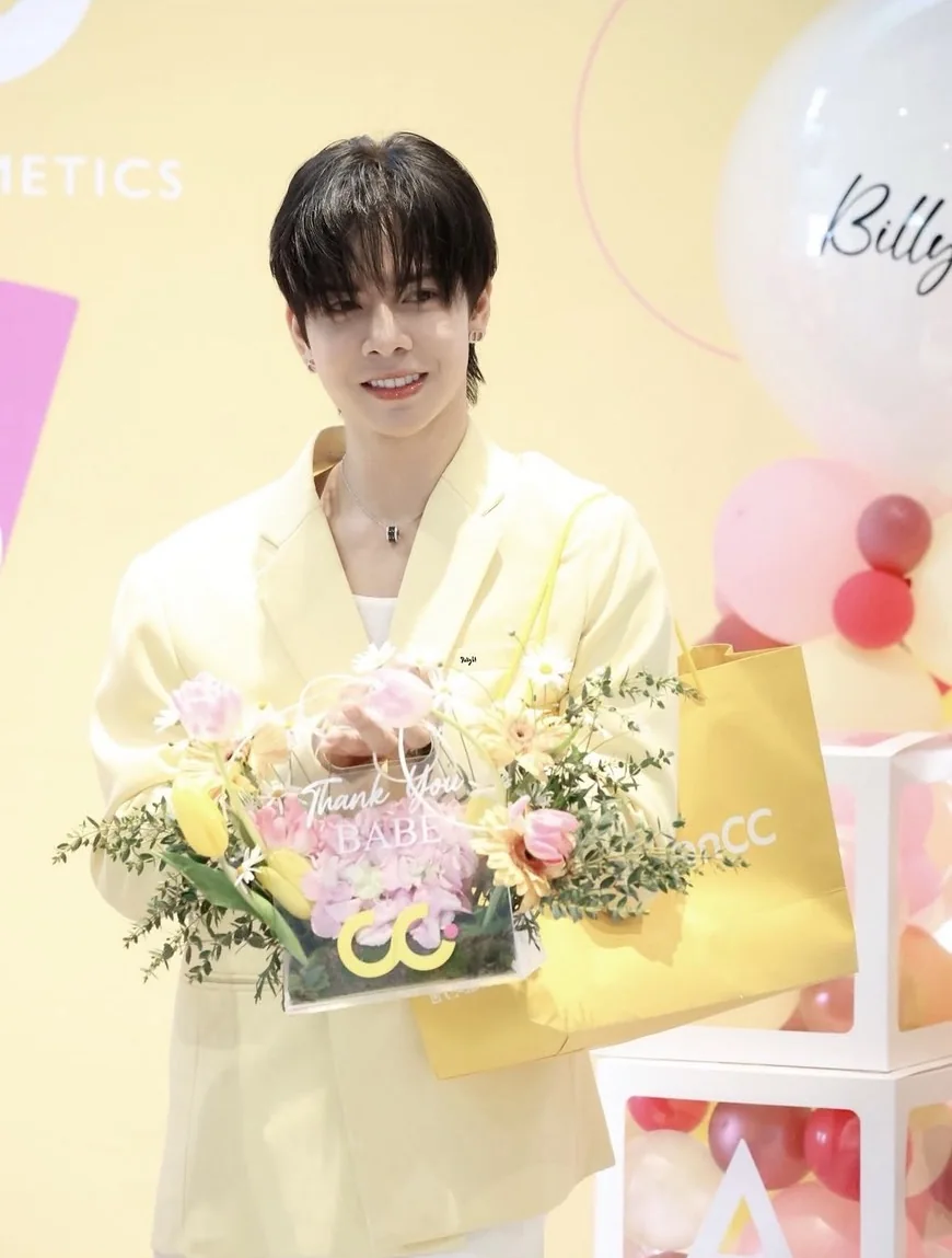 ผู้ร่วมงานถือช่อดอกไม้สีชมพูในงานอีเวนต์