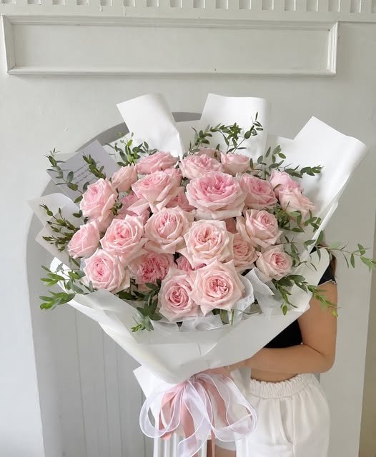 ช่อกุหลาบสีชมพูห่อกระดาษสีขาวจากโพสต์ Instagram ของ Selene Flower